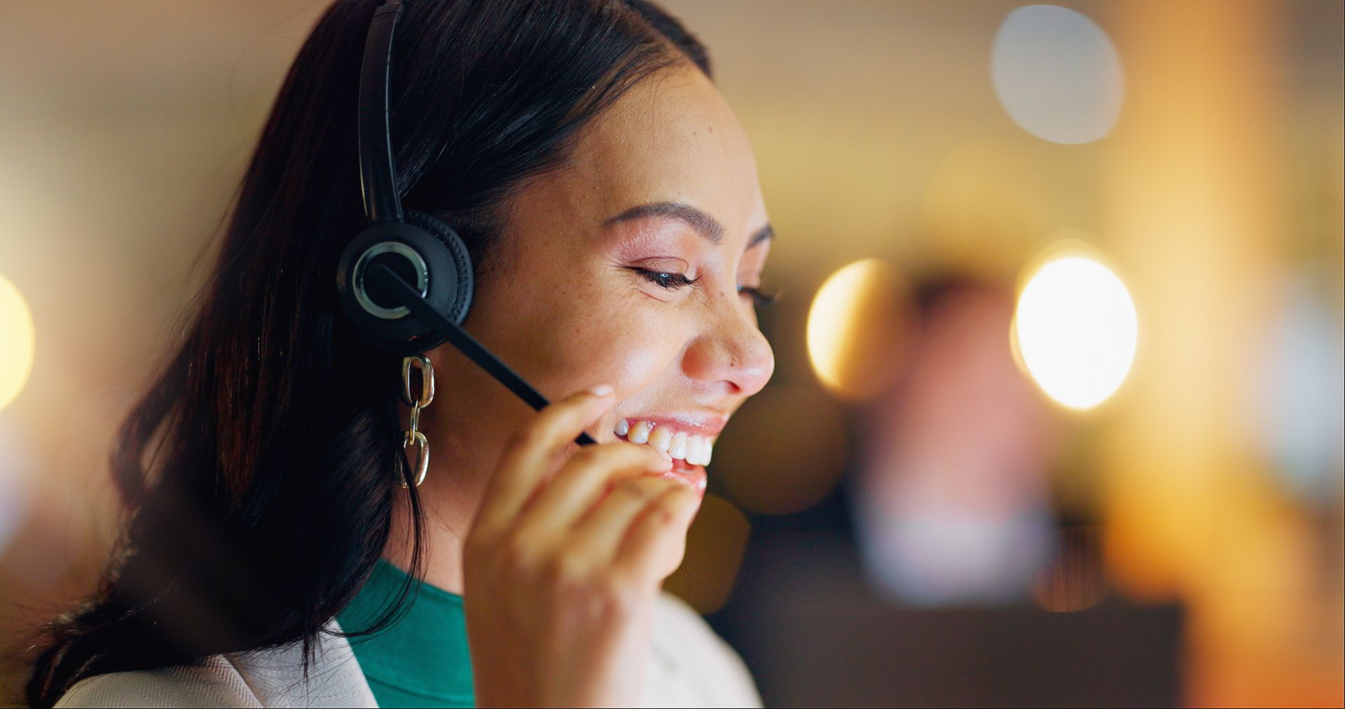 Virtual receptionis talking to client
